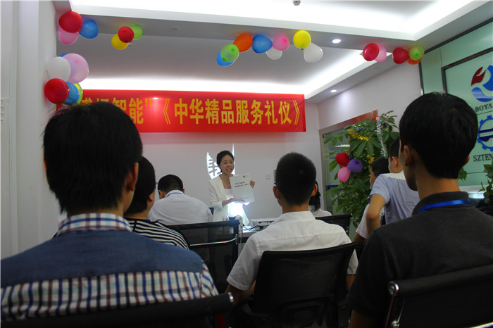 課程現(xiàn)場(chǎng)，學(xué)員們正在聚精會(huì)神的聽(tīng)課