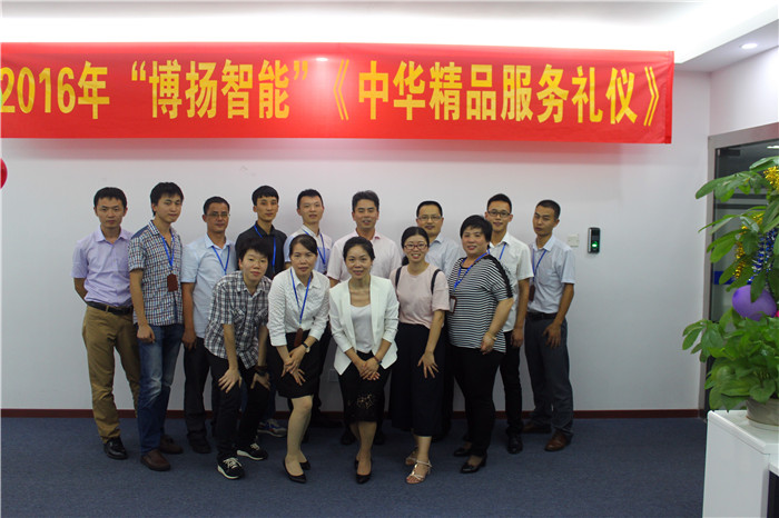 課程結(jié)束后，公司邀請(qǐng)禮儀老師集體合影