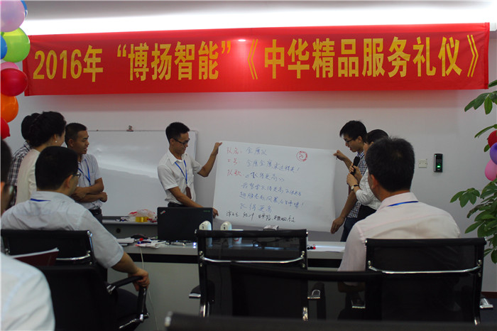 圖為金鷹隊(duì)在展示自己隊(duì)名、口號(hào)、隊(duì)歌、隊(duì)旗。