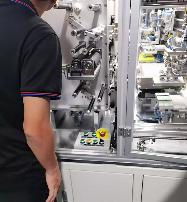 用于制片機(jī)和疊片機(jī)的伺服控制，提升電氣工程中IO精度的解決方案